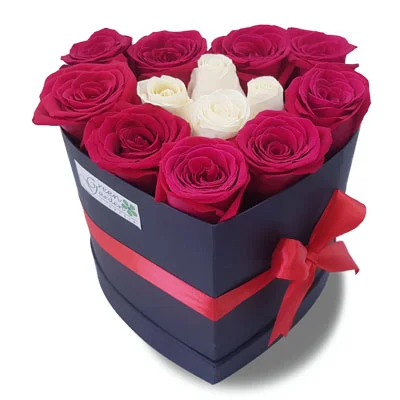 Caja con forma de Corazon de 13 rosas ecuatorianas decorado