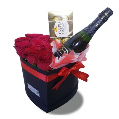 Corazon espumante y rosas es una bella caja de flores, chocolates y un delicioso espumante